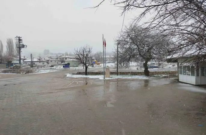 Buldan’ın yüksek kesimlerinde kar yağışı etkili oldu
