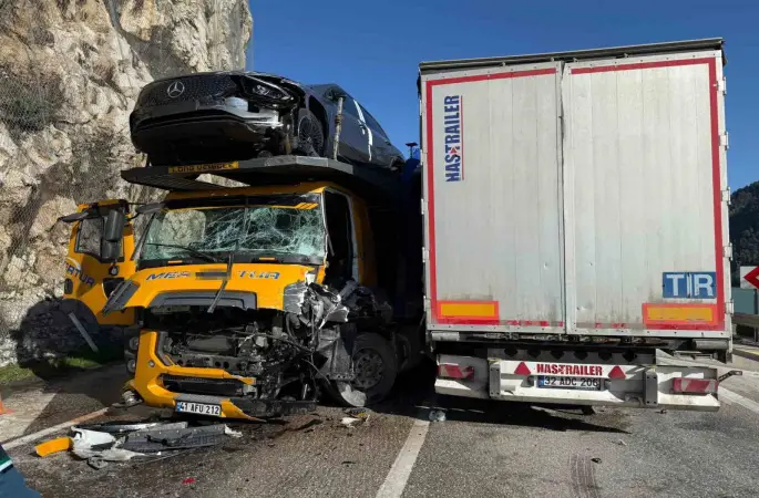 Burdur’da iki tır kafa kafaya çarpıştı: 1’i ağır 2 yaralı
