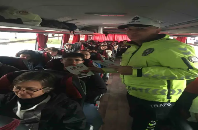 Burdur’da otogarda emniyet kemeri kullanımı hakkında bilgilendirme
