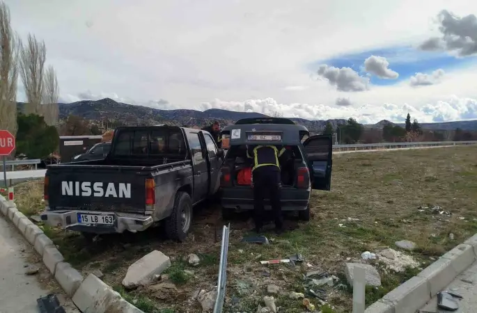Burdur’da pikap ile otomobil çarpıştı: 3 yaralı
