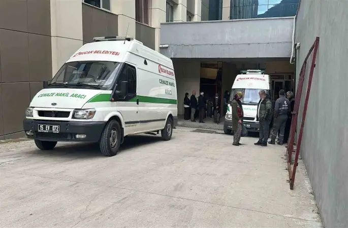 Burdur’daki 7 canın yitip gittiği kazada hastane morgu önünde acı bekleyiş
