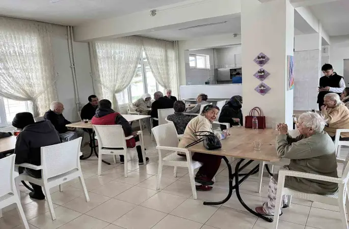 Burhaniye’ de Halk İnisiyatifinden huzurevi ziyareti
