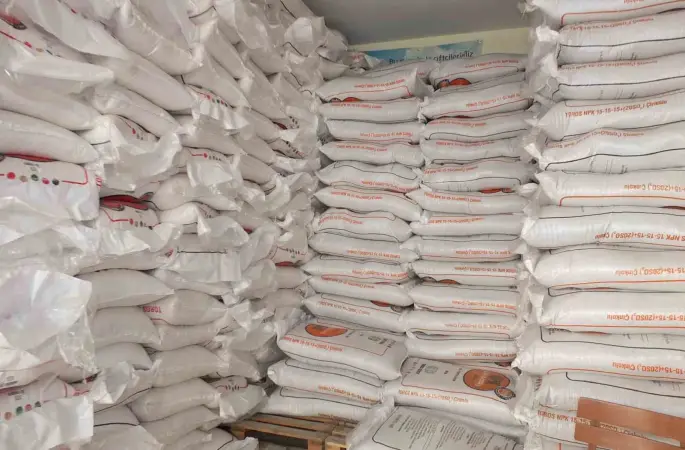 Burhaniye de Yağmurlar yağdı gübre satışları arttı
