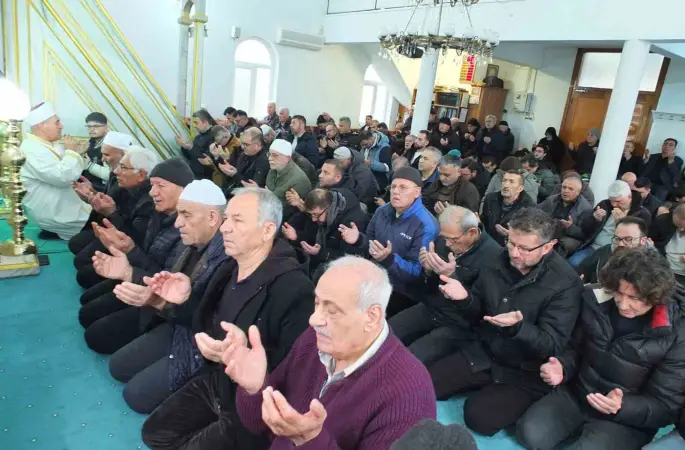 Burhaniye’de bayram namazında camiler doldu
