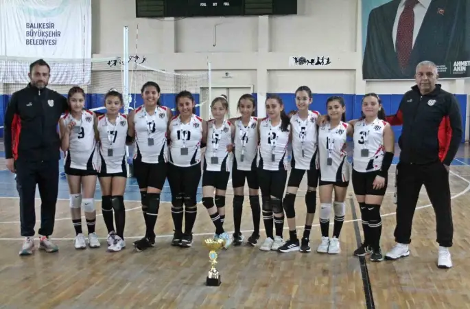 Burhaniyeli minik sporcular voleybolda birinci oldu
