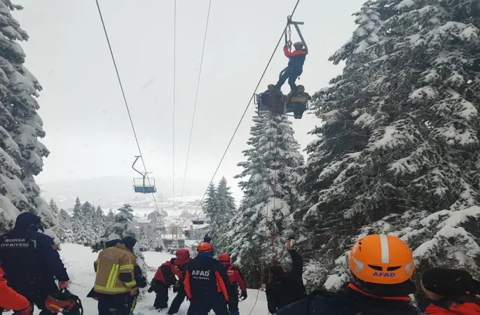 Bursa Uludağ’da telesiyej arasızı nedeniyle mahsur kalan 51 kişi kurtarıldı
