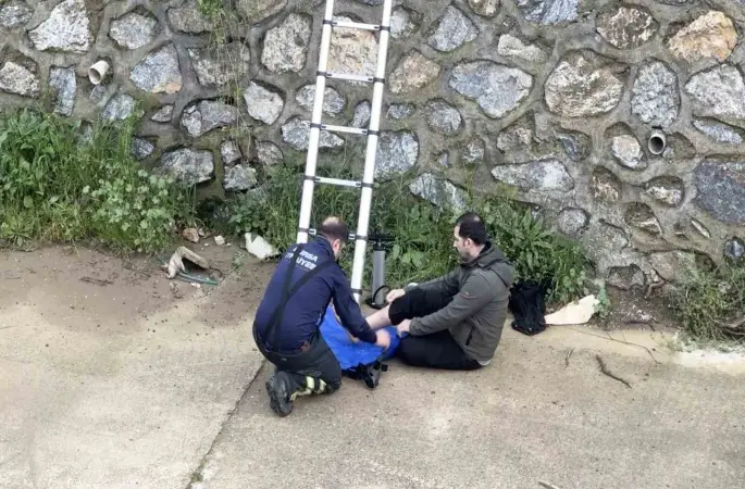 Bursa’da dereye düşen adamı ekipler kurtardı
