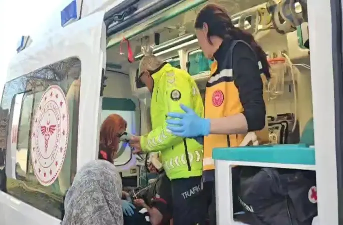 Bursa’da fenalaşan servis şoförü kaldırıma çıkıp güçlükle durabildi
