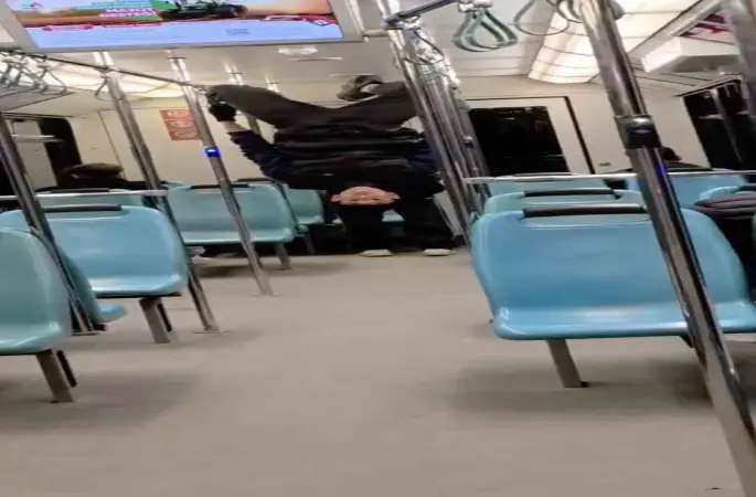 Bursa’da gençlerin metroda tehlikeli oyunu kameraya yansıdı
