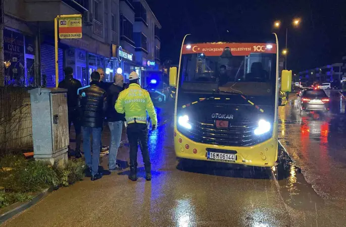 Bursa’da halk minibüsü anne ve kızına çarptı: 2 yaralı
