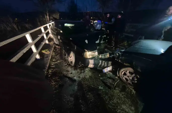 Bursa’da iki otomobil kafa kafaya çarpıştı: 3 yaralı
