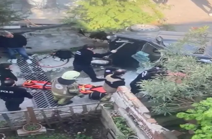 Bursa’da kaza yapan araç merdivenlerden yuvarlandı: 1 yaralı
