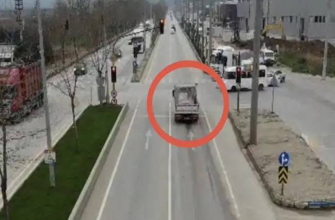 Bursa’da kırmızı ışık ihlali yapan araçlar dron ile böyle tespit edildi
