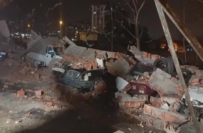 Bursa’da lodos duvarı devirdi, altında kalan 10 araç hasar gördü
