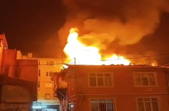 Bursa’da metruk binanın çatı katı alevlere teslim oldu
