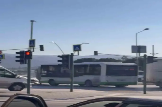 Bursa’da özel halk otobüsü ters şeride girdi
