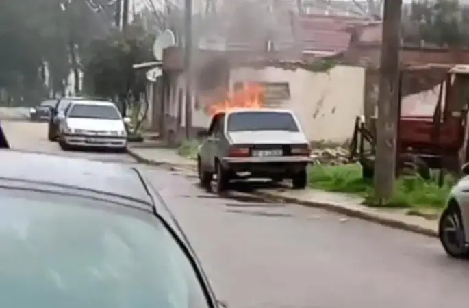 Bursa’da park halindeki otomobil alevlere teslim oldu
