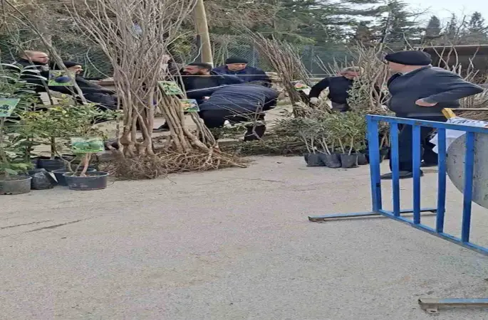 Bursa’da seyyar satıcılardan zabıtaya bıçaklı saldırı, 1 zabıta yaralandı
