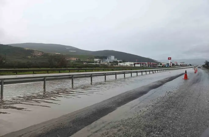 Bursa’da su birikintisine giren otomobil mahsur kaldı

