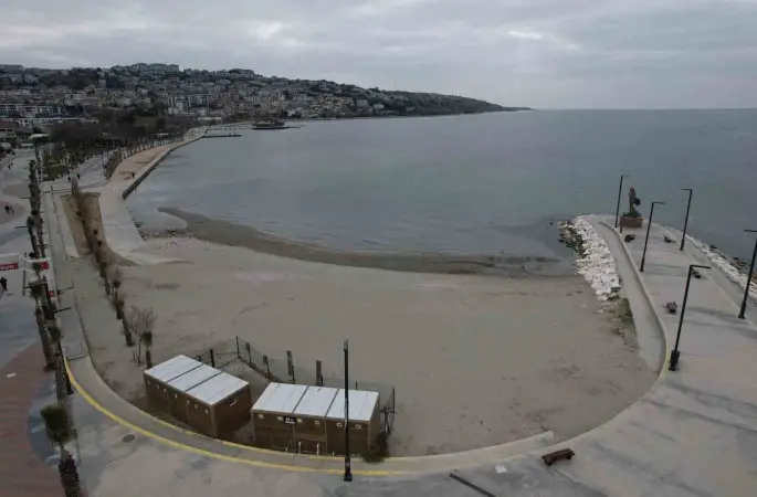 Büyükçekmece’de deniz çekildi
