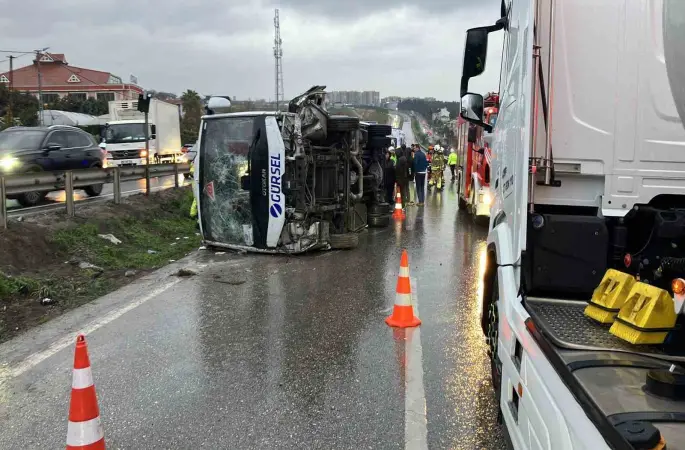 Büyükçekmece’de işçi servisi devrildi: 1 ölü, 9 yaralı

