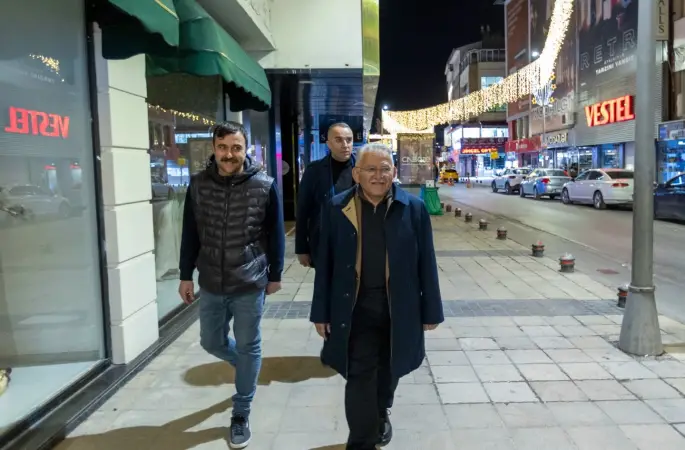 Büyükkılıç, Millet Caddesi’nde yapımı tamamlanan aydınlatma sistemini inceledi
