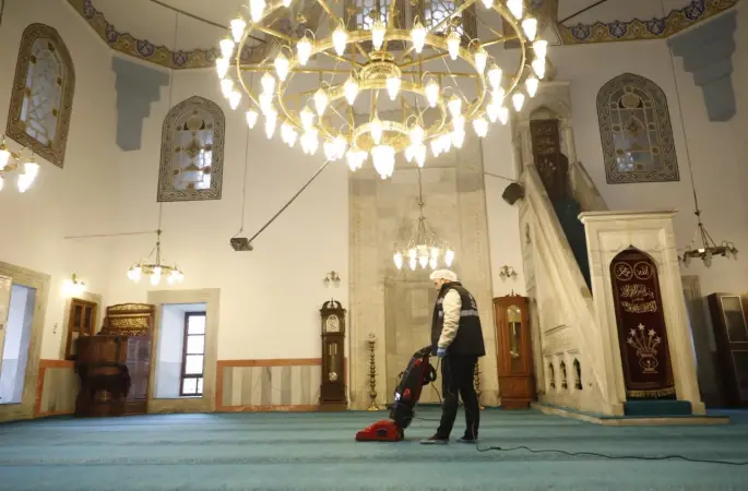Büyükşehir ekiplerinin camilerde temizlik çalışmaları sürüyor
