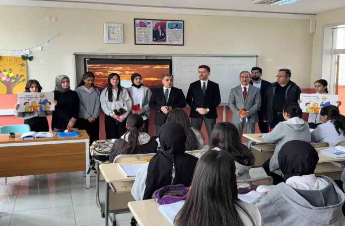 Çaldıran Müftülüğünden öğretmenlere "Geçmiş Olsun" çiçeği
