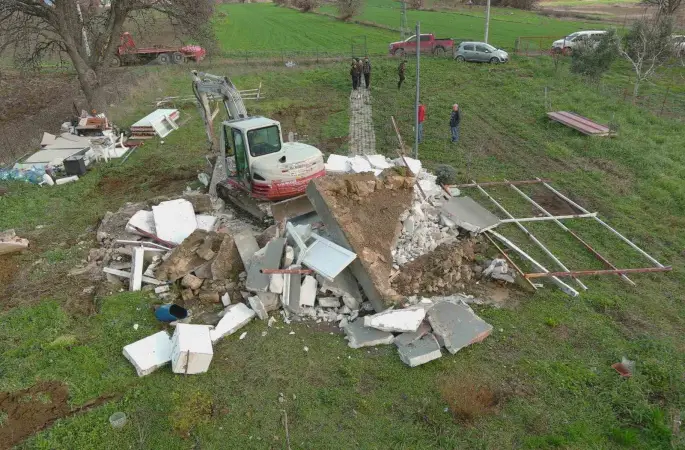 Çanakkale’de 10 kaçak yapı yıkıldı
