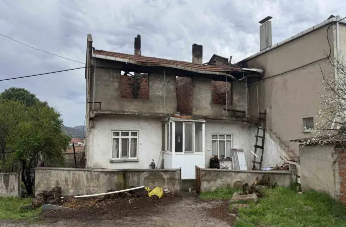 Çanakkale’de baca yangını çatıyı küle çevirdi
