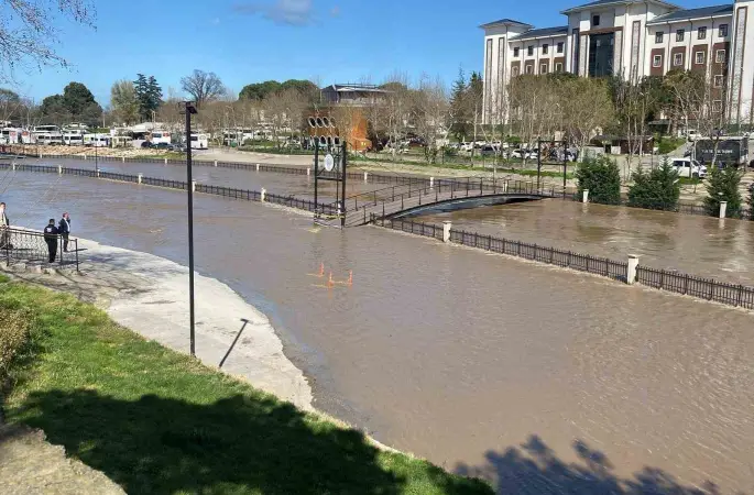 Çanakkale’de Kocabaş Çayı yoğun yağış nedeniyle taştı
