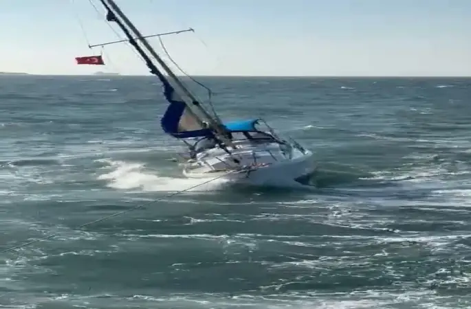 Çanakkale’de sürüklenen yelkenlinin yardımına balıkçı teknesi koştu
