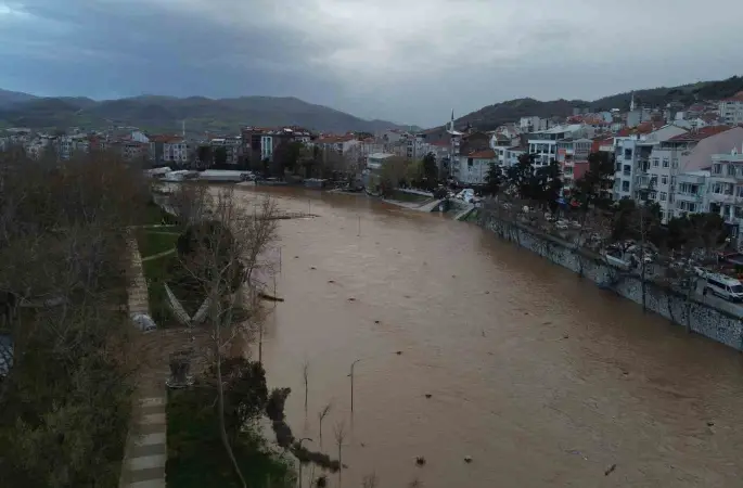 Çanakkale’de yağmur nedeniyle taşan Kocabaş Çayı dron ile görüntülendi

