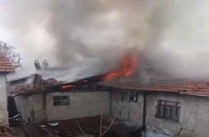 Çankırı’da evin çatısı alevlere teslim oldu
