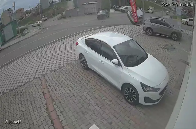 Çarpışan araçlardan biri takla attı, 7 kişi yaralandı: Kaza anı kamerada

