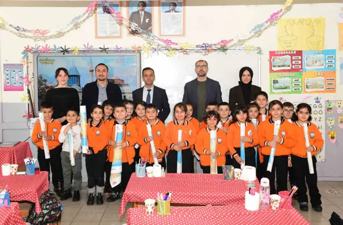 Çatak’ta öğrencilere dünya ve Türkiye haritaları dağıtıldı
