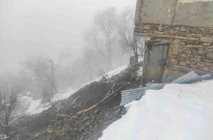 Çatak’ta toprak kayması: 2 katlı ev hasar gördü
