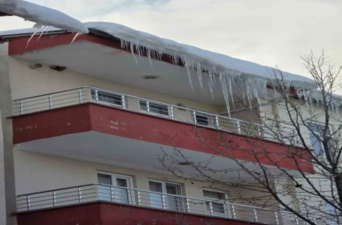 Çatılardaki buz kütleleri tehlike saçıyor
