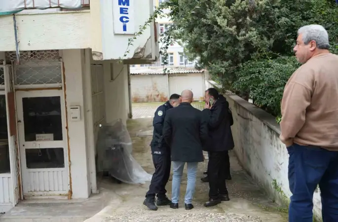 Çay içmek için geldiği dükkânın açılmasını motosikletinin üzerinde beklerken hayatını kaybetti
