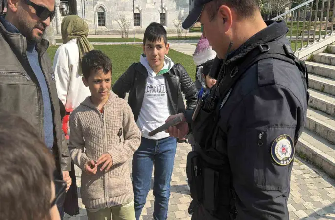 Çekilen İznik Gölü kıyısında oynayan çocuklar top mermisi buldu
