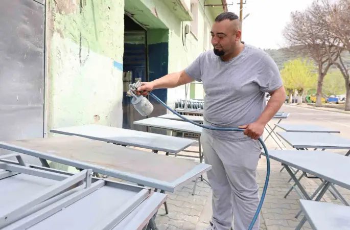 Cemiyetlerin vazgeçilmezi demir masalar sezona hazırlanıyor
