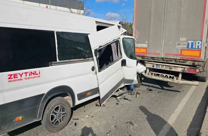 Çerkezköy’de işçi servisi tıra çarptı: 1’i ağır 4 yaralı
