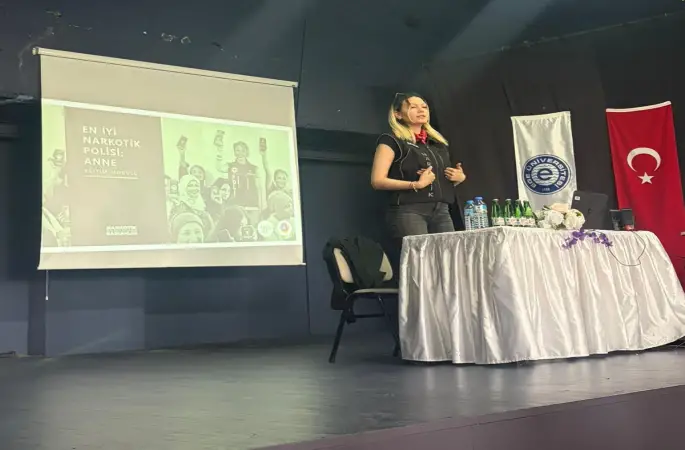 Çeşme’de üniversite öğrencileri ve personeline KADES ile narkotik eğitimi verildi
