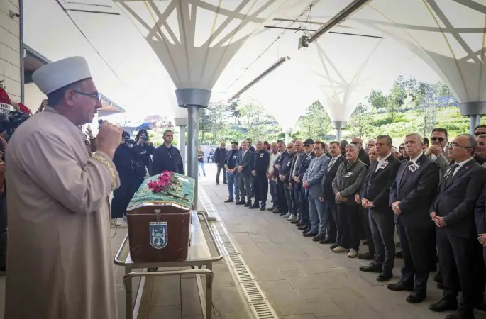 CHP Genel Başkanı Özel, gazeteci Yıldırım’ın cenaze törenine katıldı
