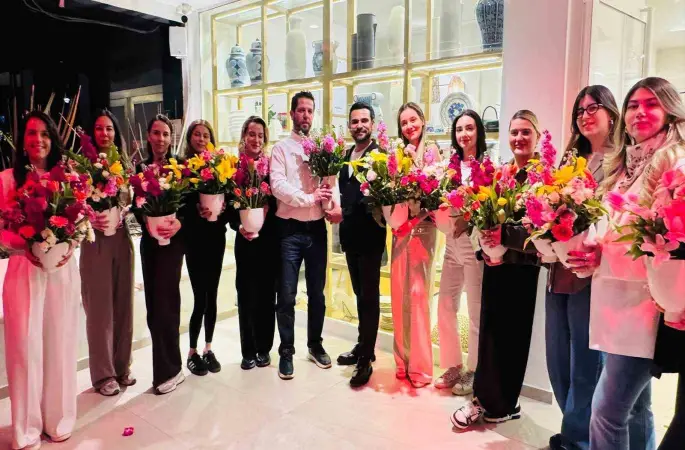 Çiçekler kadınların elinde sanat eserine dönüştü
