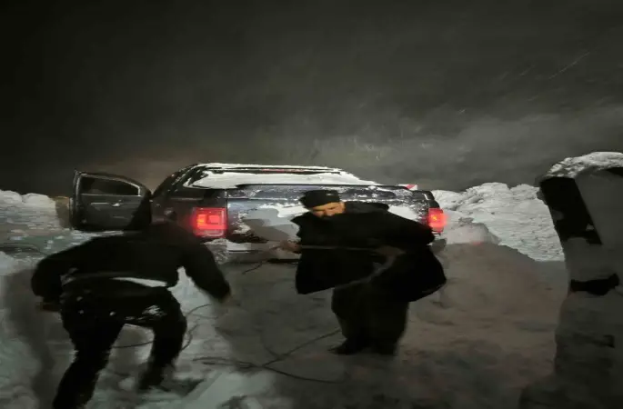 Çığ altında kalan araca 2 saatlik operasyon: Mahsur kalan vatandaşlar kurtarıldı
