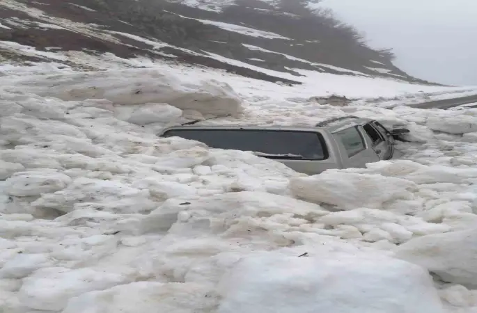 Çığ altında kalmaktan son anda kurtuldular
