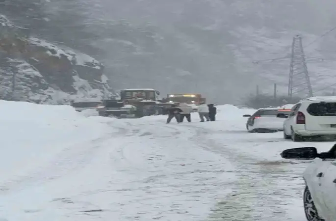 Çığ nedeniyle ulaşıma kapanan Trabzon-Bayburt karayolu kontrollü olarak ulaşıma açıldı
