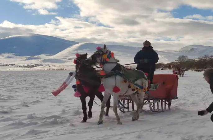 Çıldır Gölü üzerinde atlı gezi ve halay keyfi
