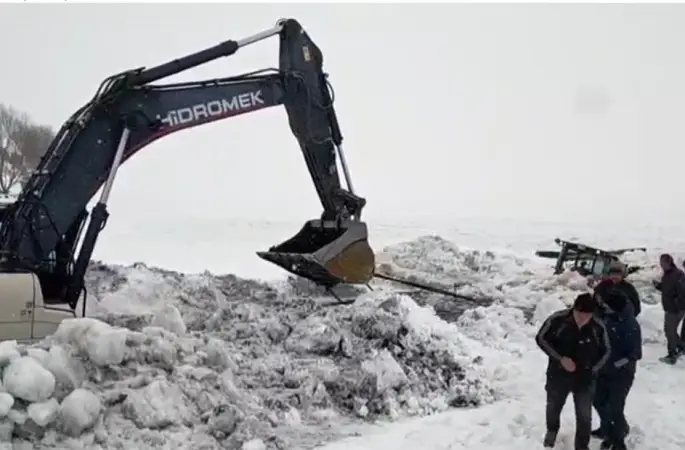 Çıldır Gölü’ne gömülen iş makinası çıkarıldı
